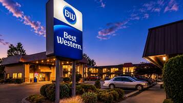 Hyvin sijaitseva Best Western -hotelli, jossa on selkeä opastekyltti, runsaasti parkkipaikkoja ja hyvin valaistu julkisivu.