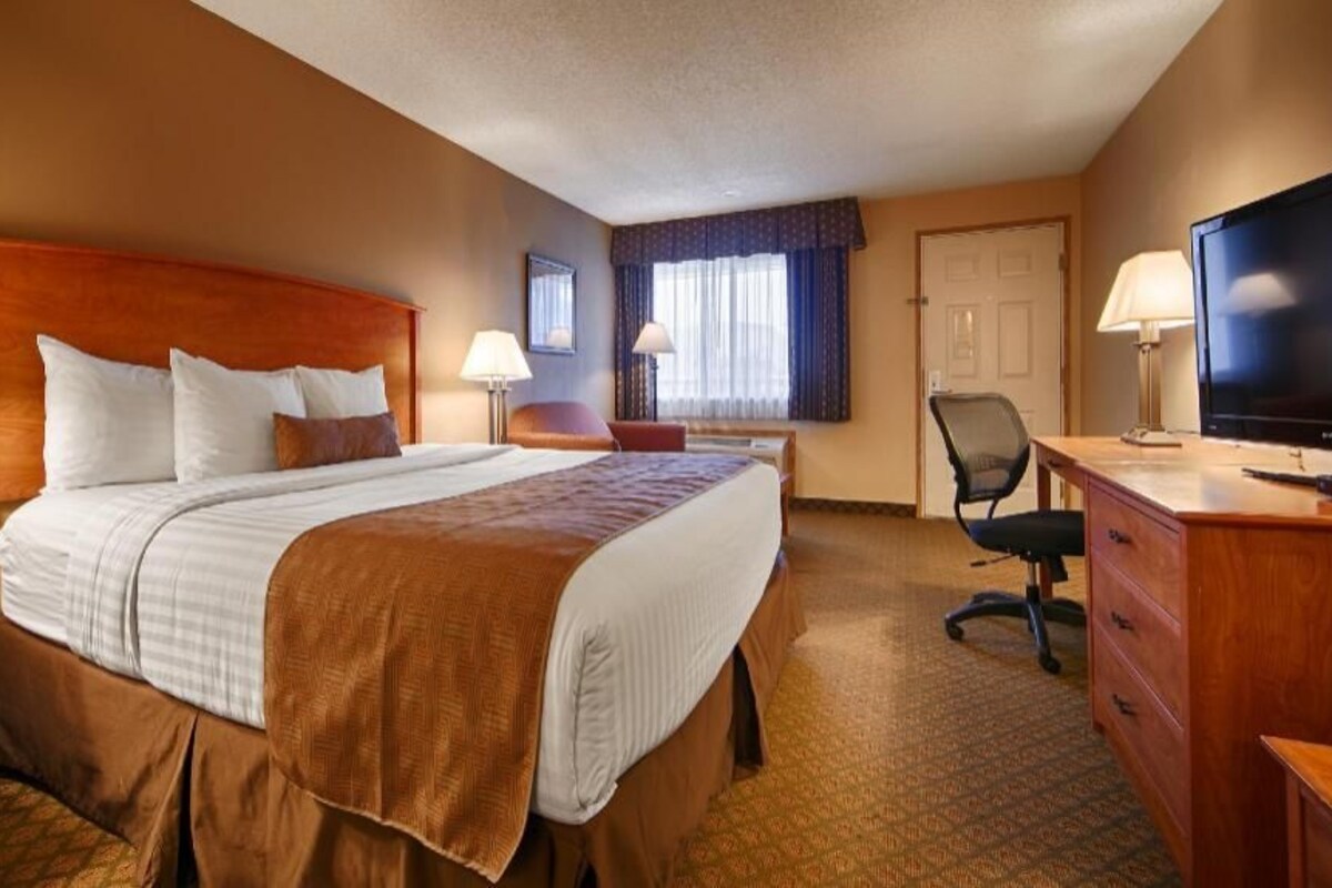 Pillowtop beds, in-room safe, iron/ironing board