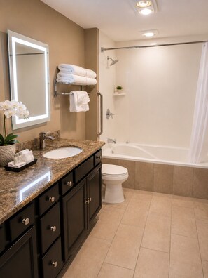 Suite, Multiple Beds, Non Smoking, Refrigerator & Microwave (with Single Sofabed) | Bathroom | Combined shower/bathtub, free toiletries, hair dryer, towels - Best Western John Day Inn (John Day)