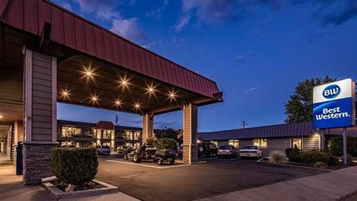 A Best Western hotel with a covered parking area and multiple buildings.