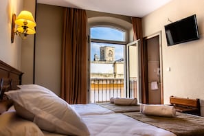 Standard Double Room | Minibar, in-room safe, desk, laptop workspace