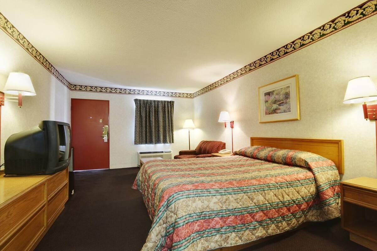 Desk, iron/ironing board, cribs (surcharge), rollaway beds (surcharge)
