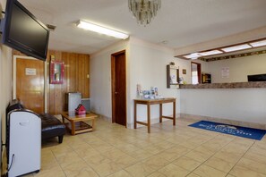 Lobby - Americas Best Value Inn & Suites Macon at Eisenhower Pkwy (Macon)