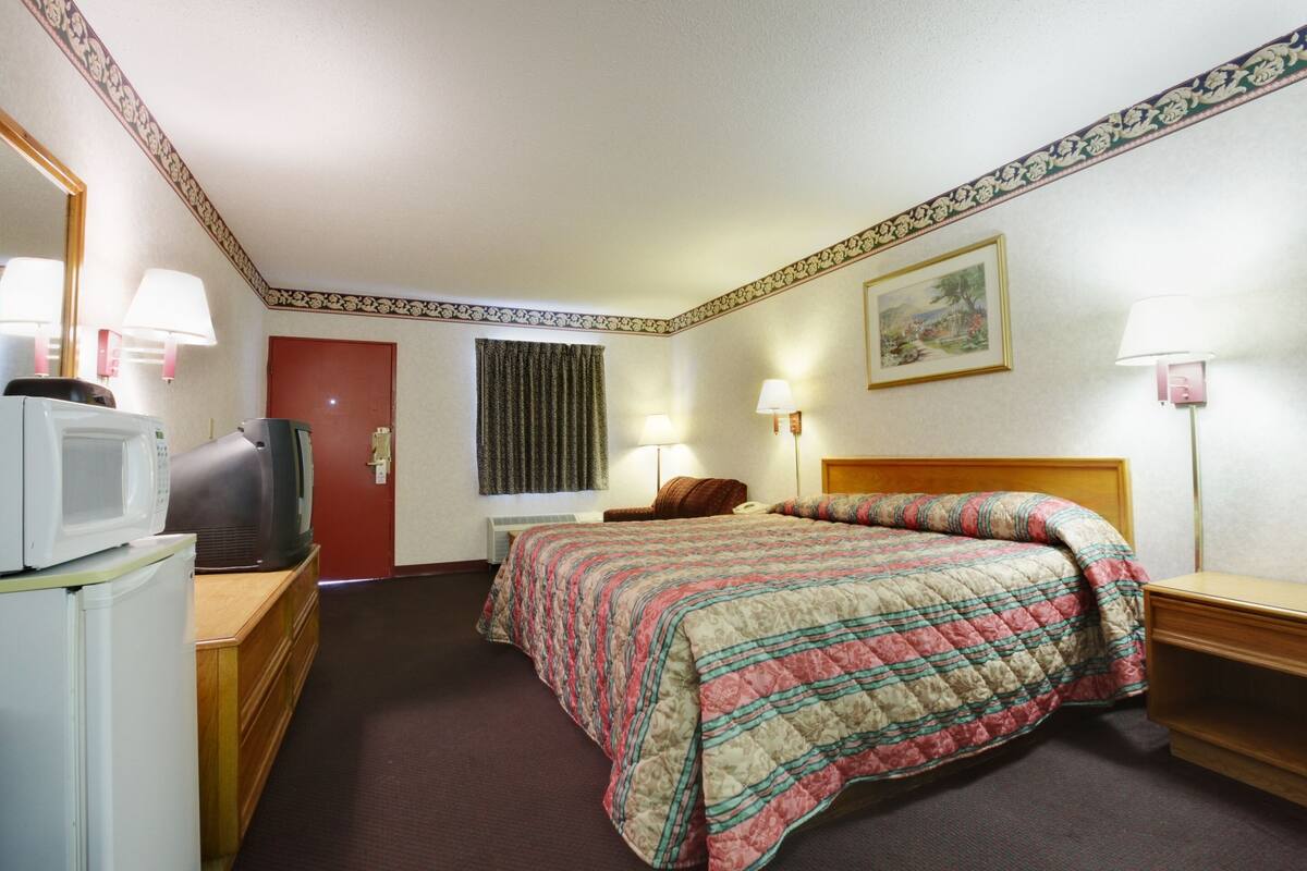 Desk, iron/ironing board, cribs (surcharge), rollaway beds (surcharge)