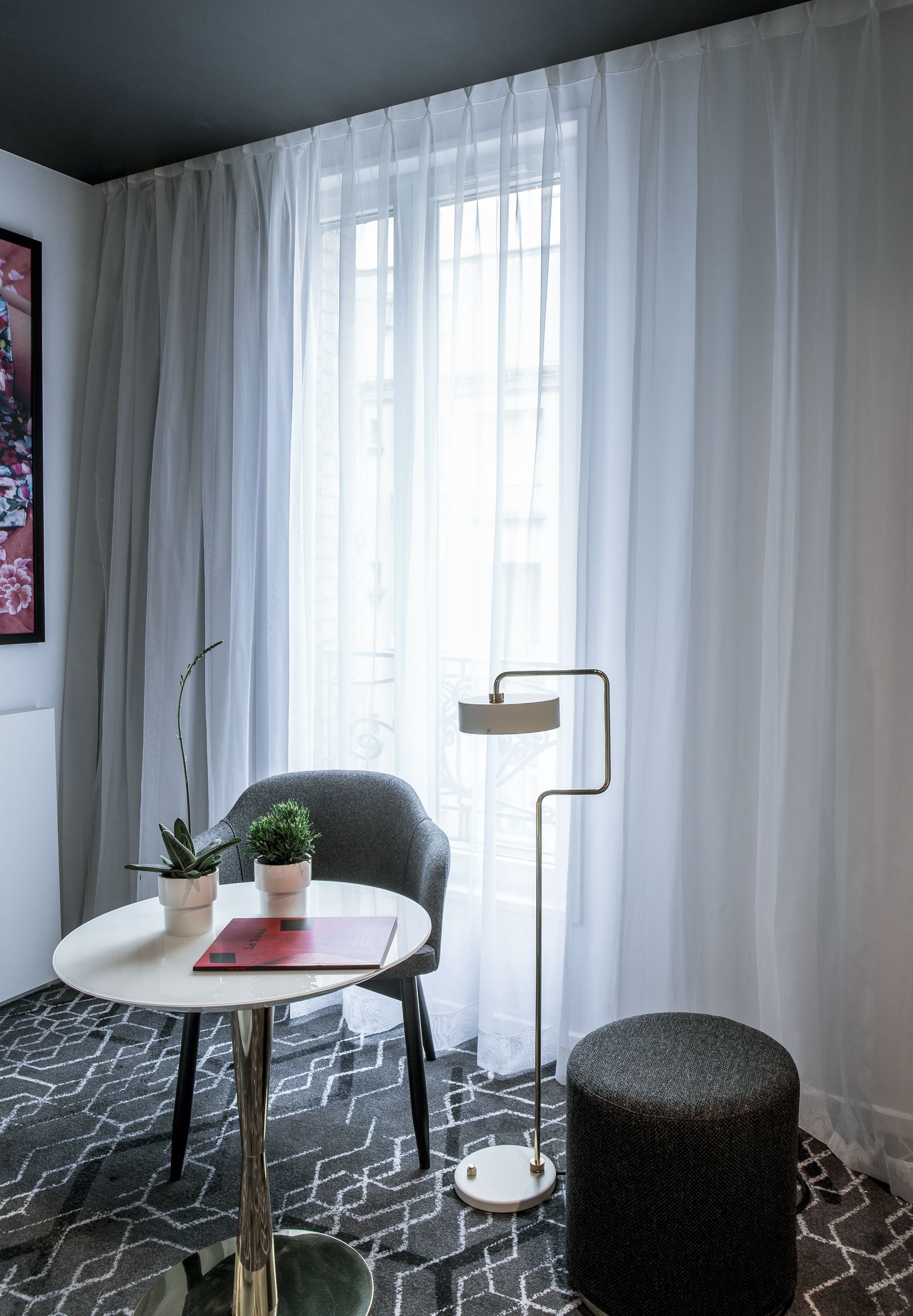 Driepersoonskamer (Privilege) | Luxe beddengoed, een kluis op de kamer, een bureau, geluiddichte muren