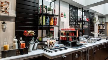 Frukostbuffé varje dag (EUR 18 per person)