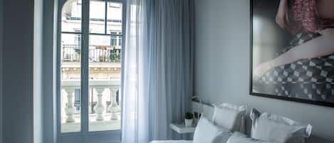 Klassisk rom | Sengetøy av topp kvalitet, safe på rommet, skrivebord og lydisolert