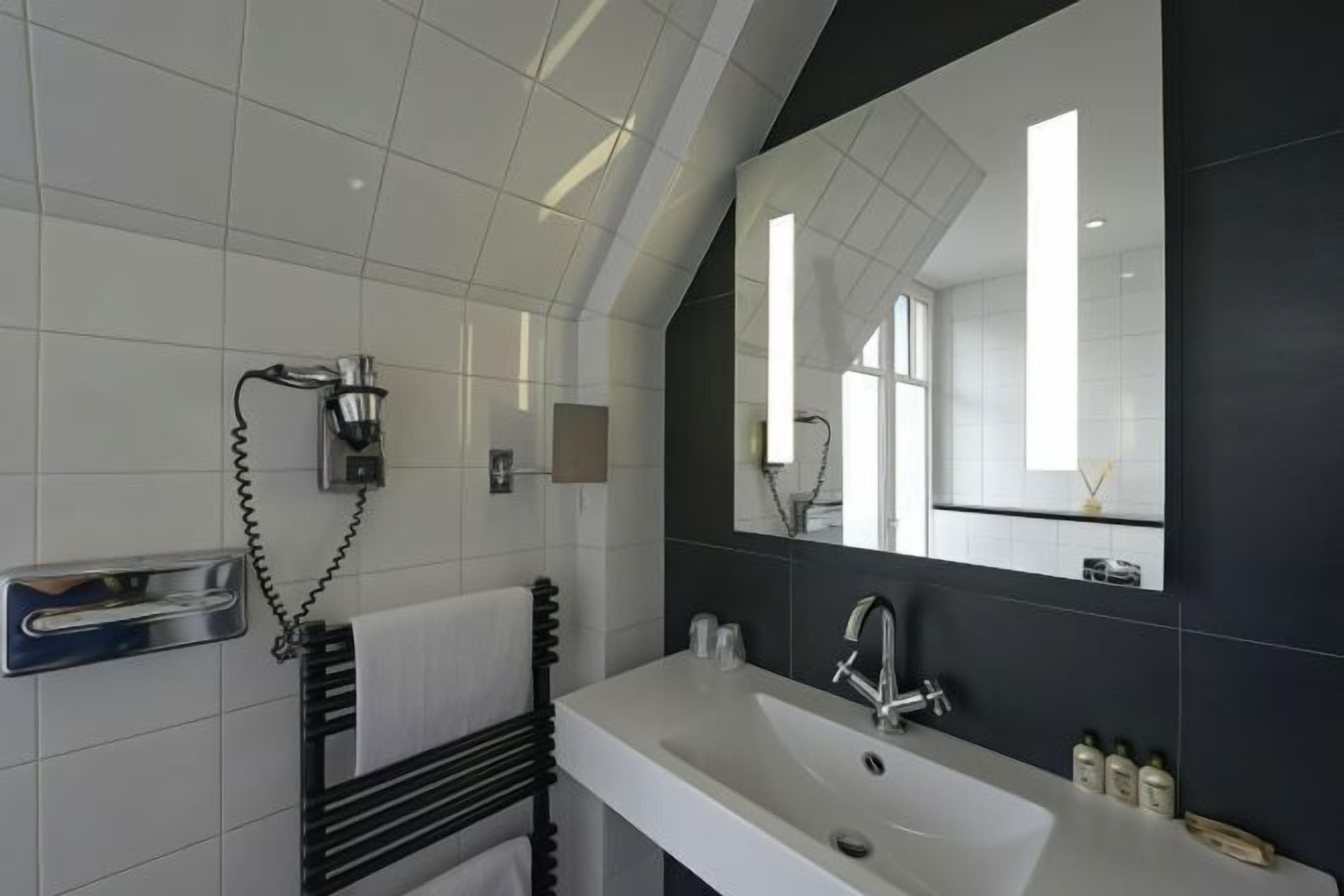 Bad | Dusj, toalettartikler (inkludert), hårføner og håndklær