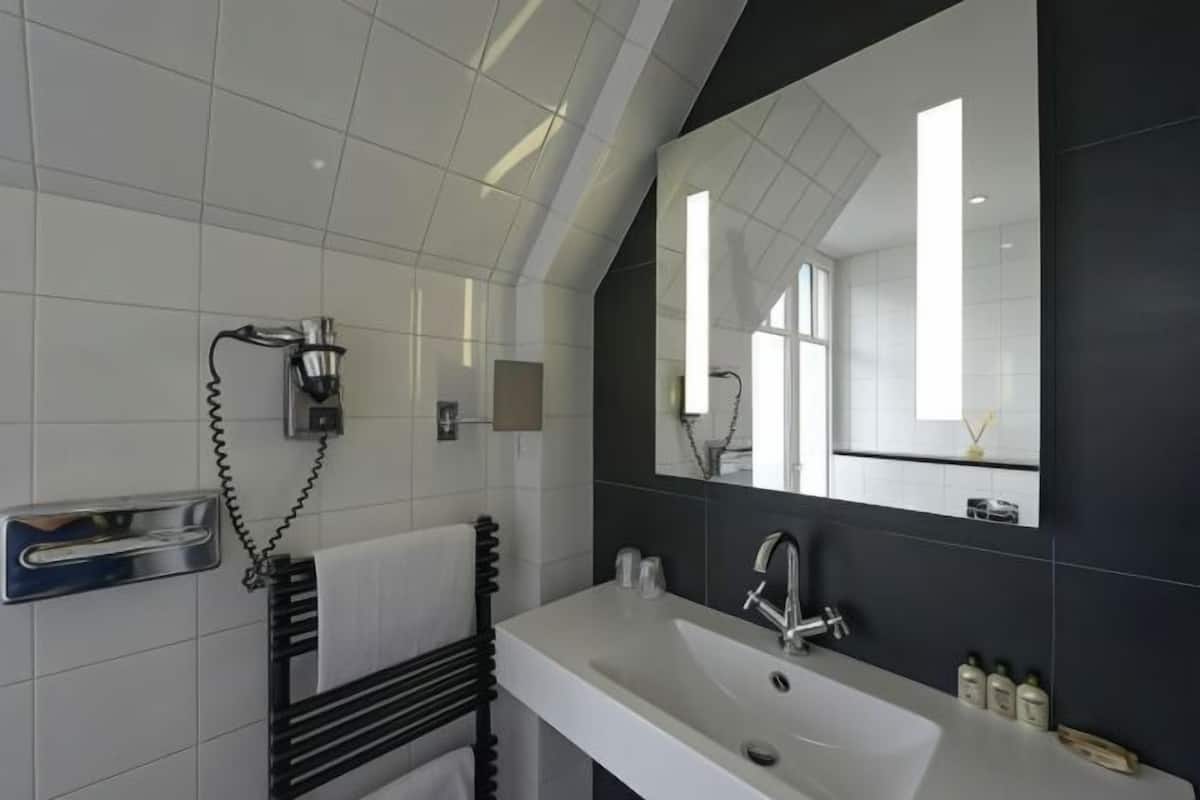 Bad | Dusj, toalettartikler (inkludert), hårføner og håndklær