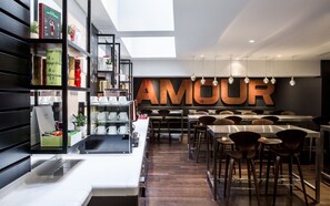 Petit déjeuner buffet (18 EUR par personne)