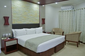 Egyptian cotton sheets, premium bedding, down duvets, Tempur-Pedic beds - Caribbea Bay Resort (Kariba)