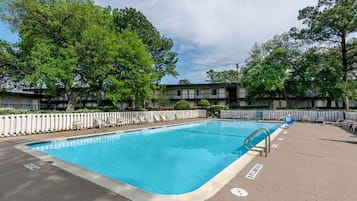 Piscina externa, espreguiçadeiras