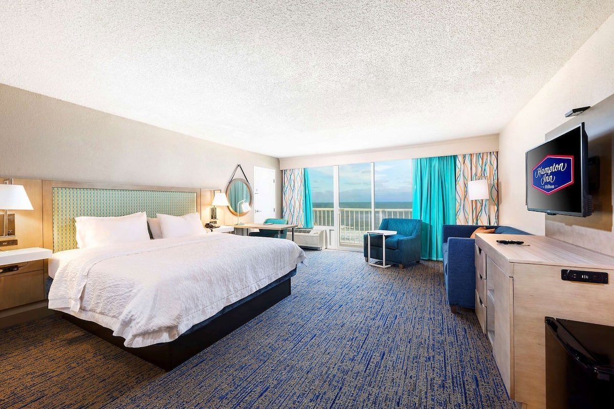 Ropa de cama de alta calidad y caja de seguridad en la habitación