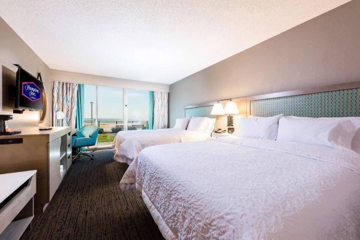 Premium bedding, in-room safe, desk, laptop workspace