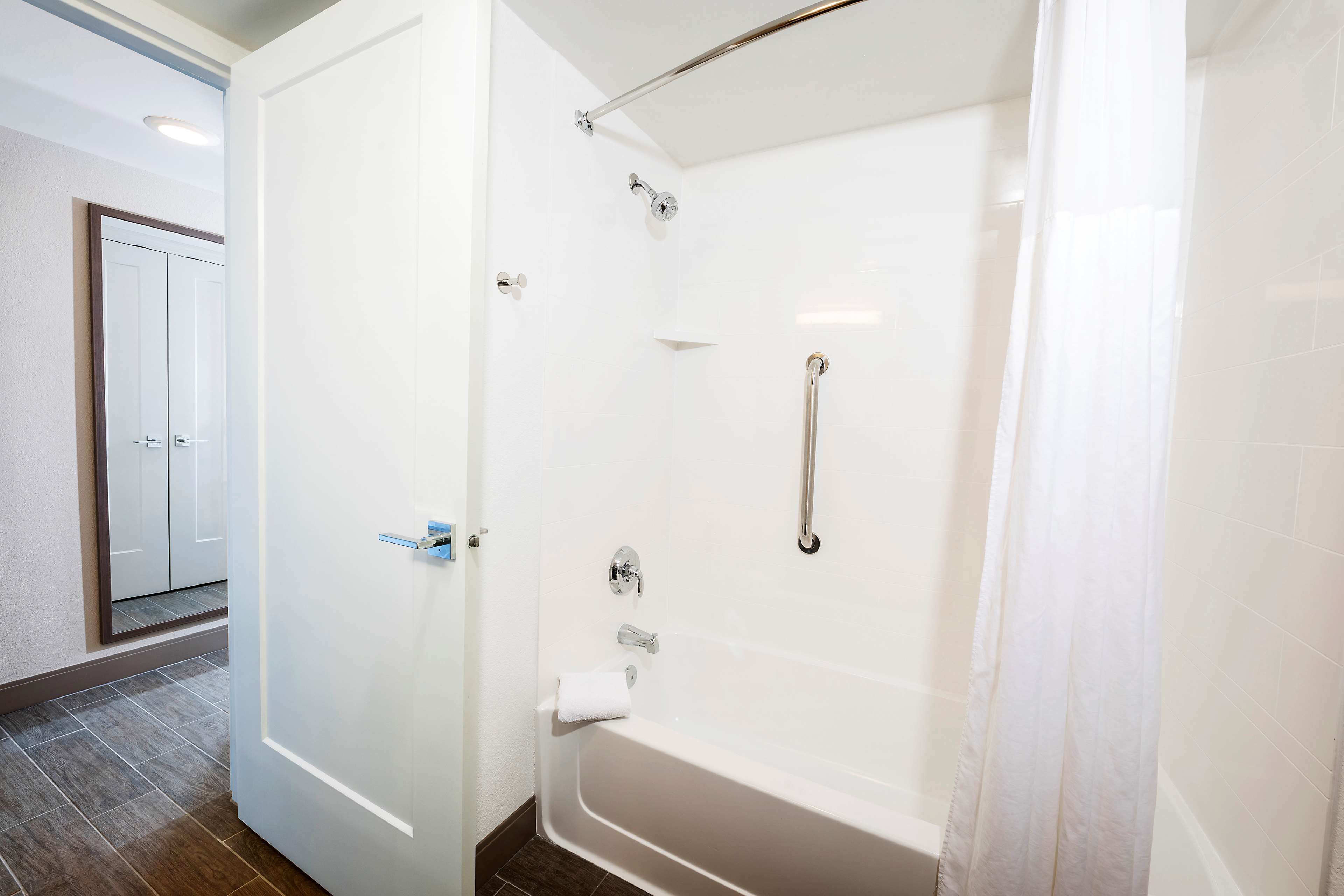 Un baño con bañera, ducha e inodoro.