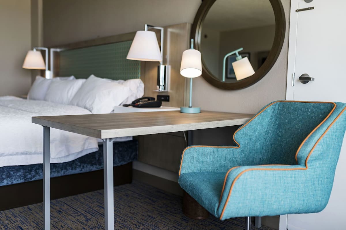 Ropa de cama de alta calidad y caja de seguridad en la habitación