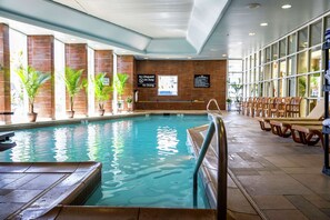 Una piscina cubierta