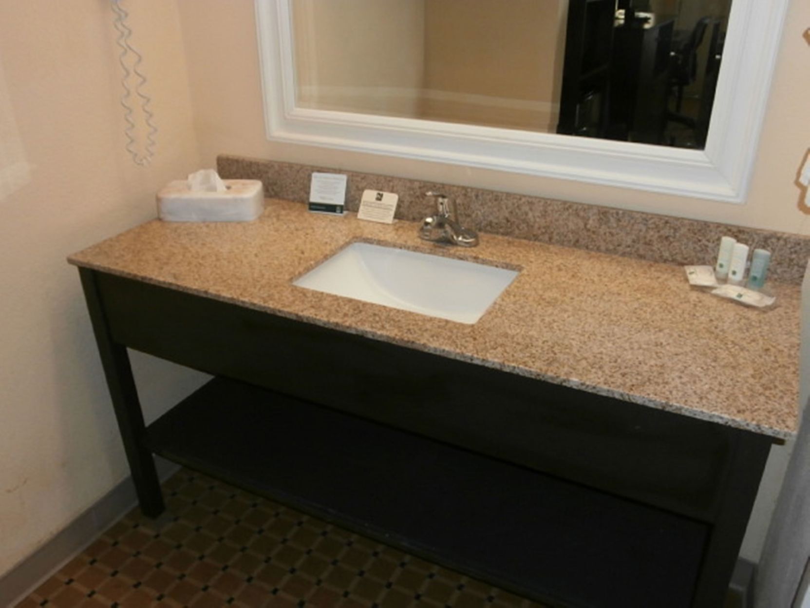 Bathroom | Combined shower/tub, free toiletries, hair dryer, towels