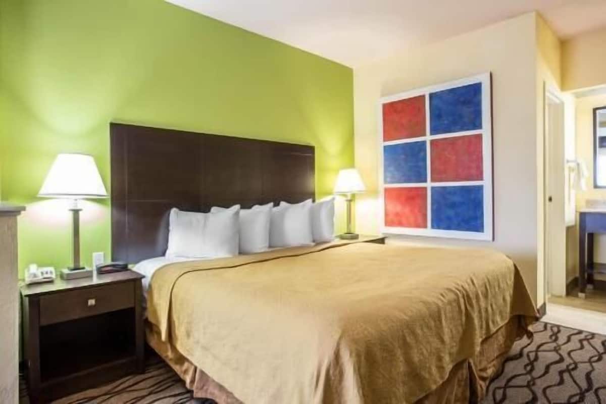 In-room safe, desk, iron/ironing board, free WiFi