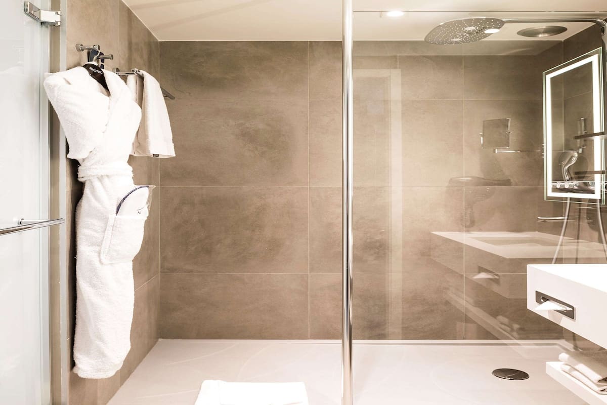 Çevre dostu banyo/kozmetik ürünleri, saç kurutma makinesi, havlu, sabun