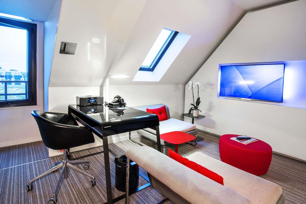 Junior Süit, 1 Büyük (Queen) Boy Yatak | Minibar, odada kasa, masa, ses yalıtımı