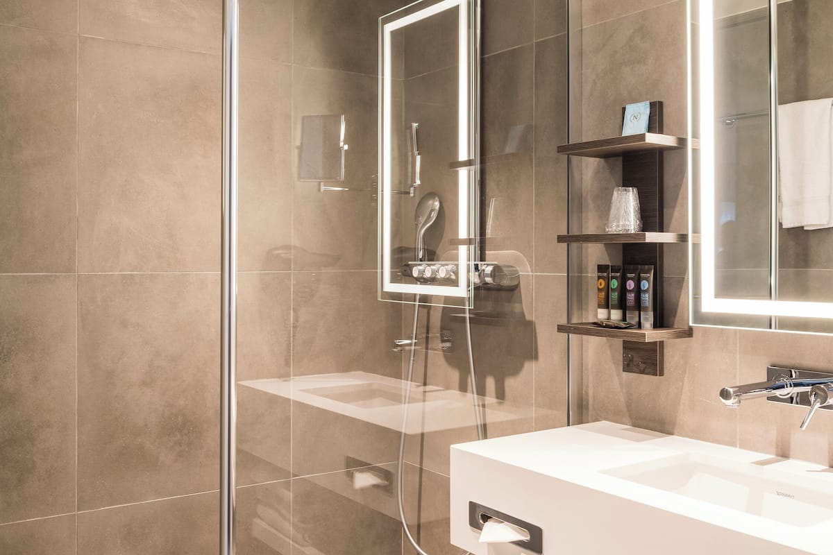 executive room, 1 king bed | minibar, in-room safe, desk, soundproofing