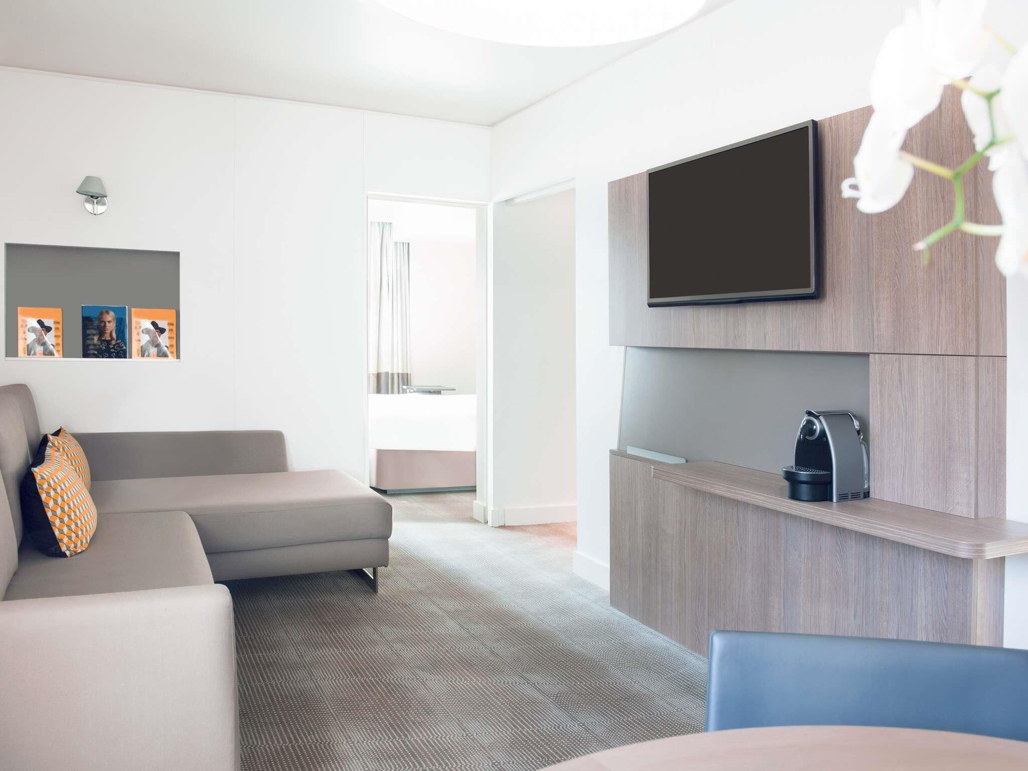 Suite, 1 cama Queen size y sofá cama | Minibar, caja de seguridad en la habitación y escritorio 
