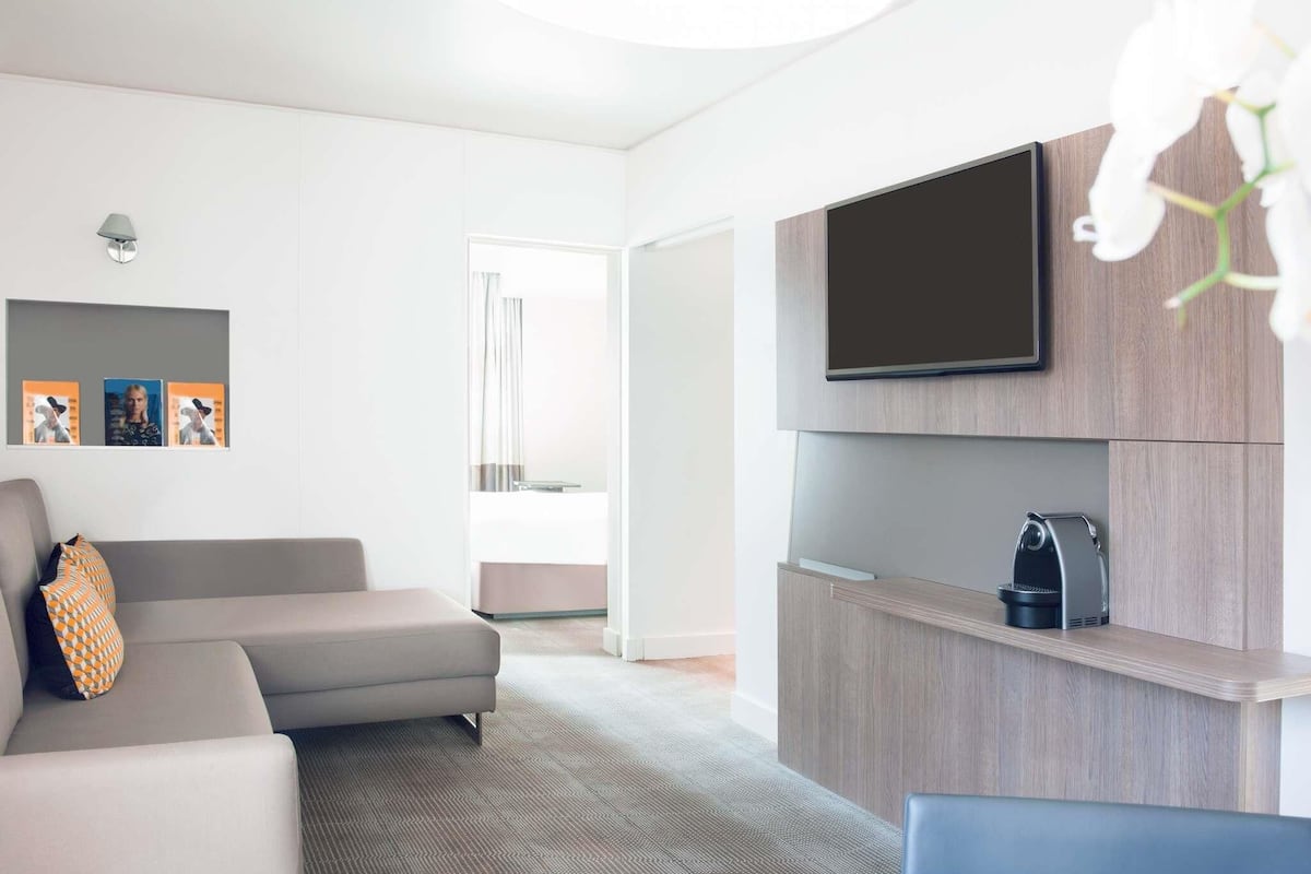 Suite, 1 cama Queen size y sofá cama | Minibar, caja de seguridad en la habitación y escritorio