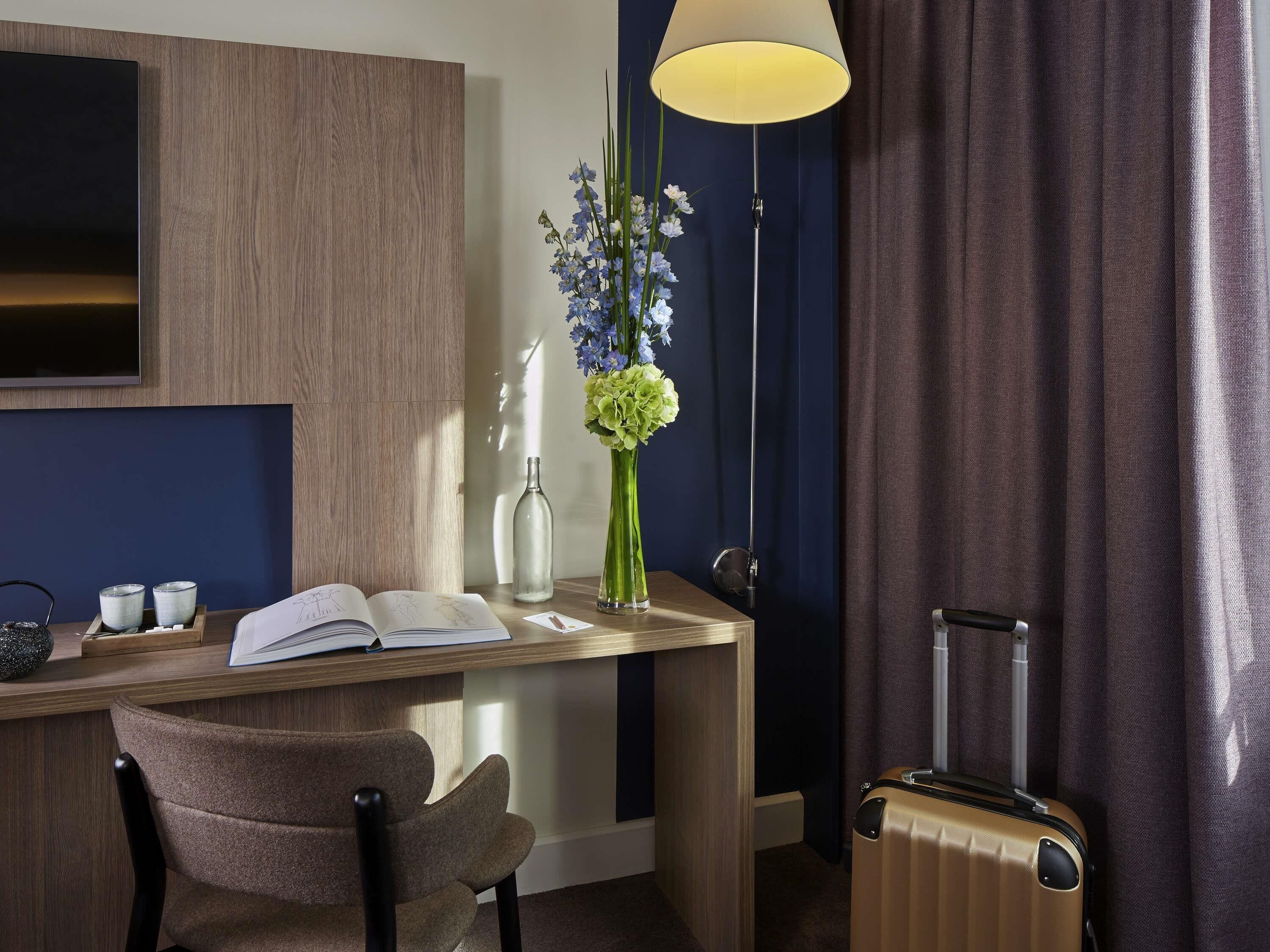 Minibar, caja de seguridad en la habitación y escritorio 
