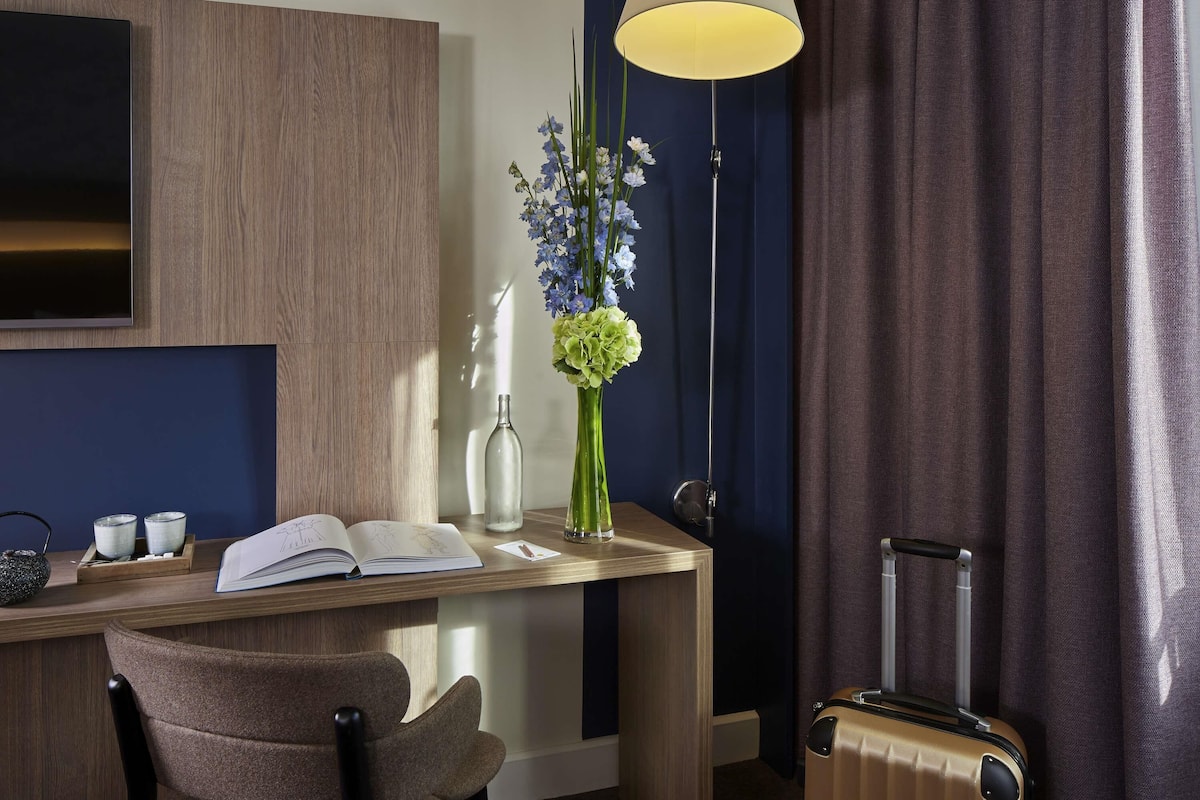 Minibar, caja de seguridad en la habitación y escritorio