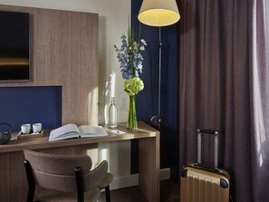 迷你吧、客房内保险箱、办公桌、隔音