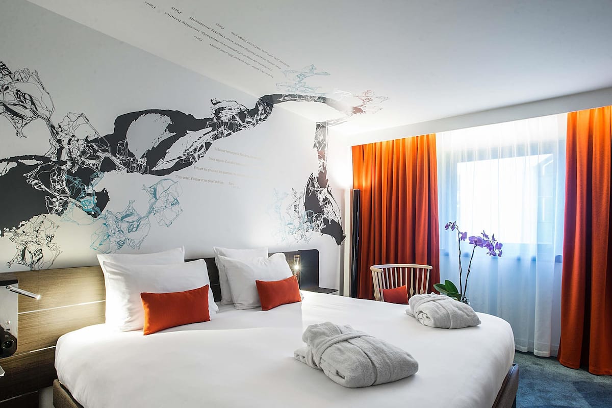 Executive Room, 1 King Bed | Minibar, in-room safe, desk, soundproofing