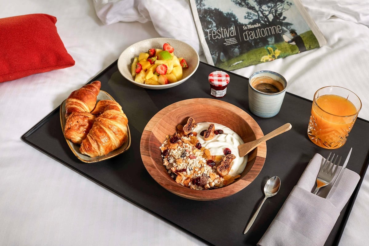 Minibar, odada kasa, masa, ses yalıtımı