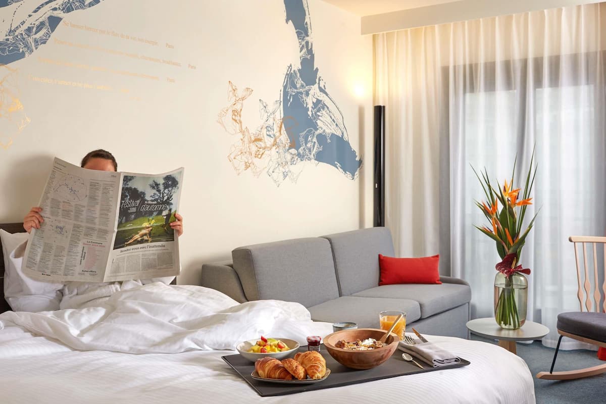 Minibar, odada kasa, masa, ses yalıtımı