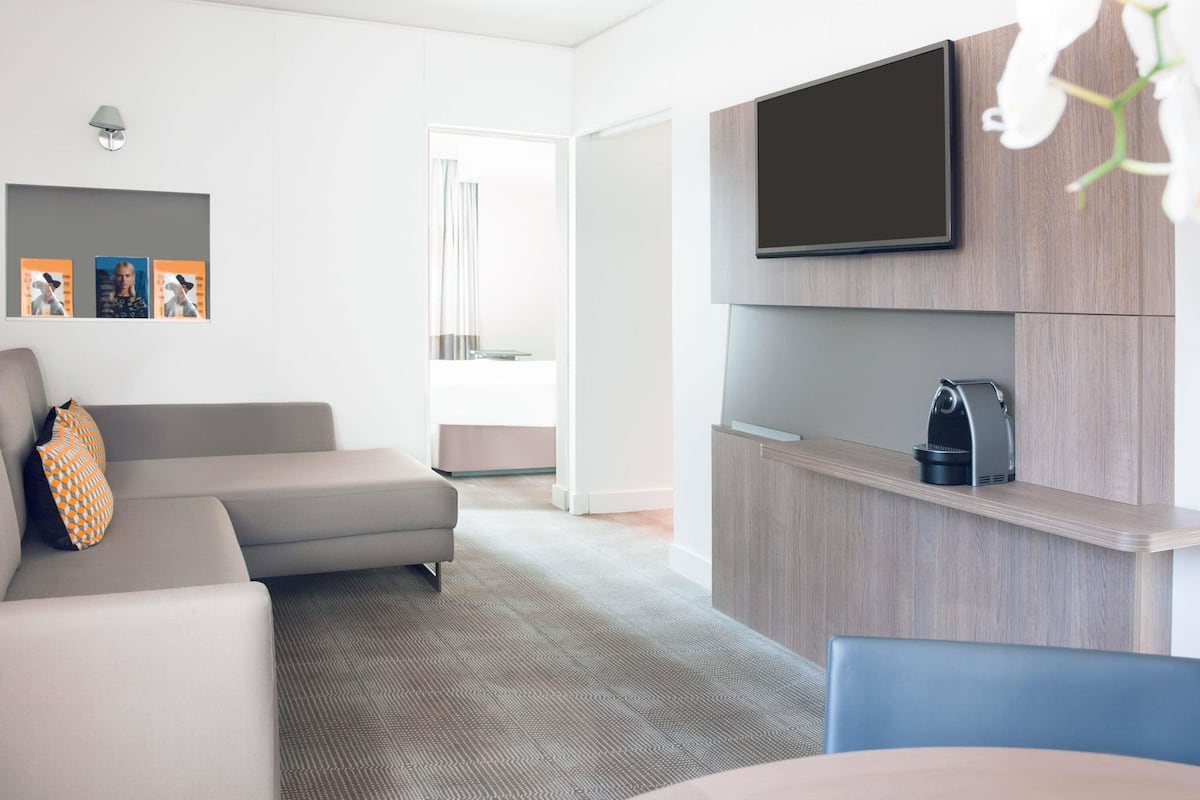 Suite, 1 Tempat Tidur Queen dengan tempat tidur Sofa | Minibar, brankas, meja kerja, dan kedap suara