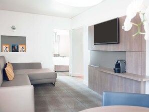 Suite, 1 Queen Bed with Sofa bed