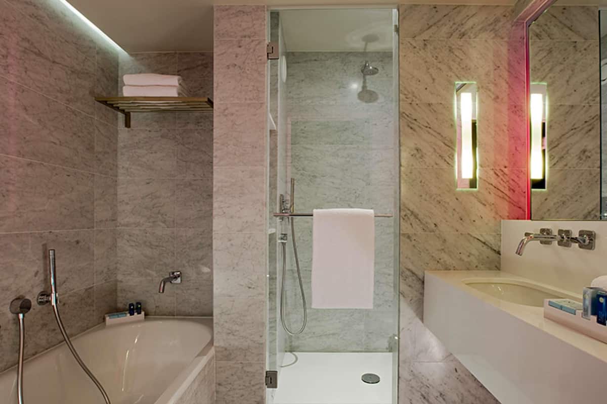 Junior Süit, 1 Büyük (Queen) Boy Yatak | Minibar, odada kasa, masa, ses yalıtımı