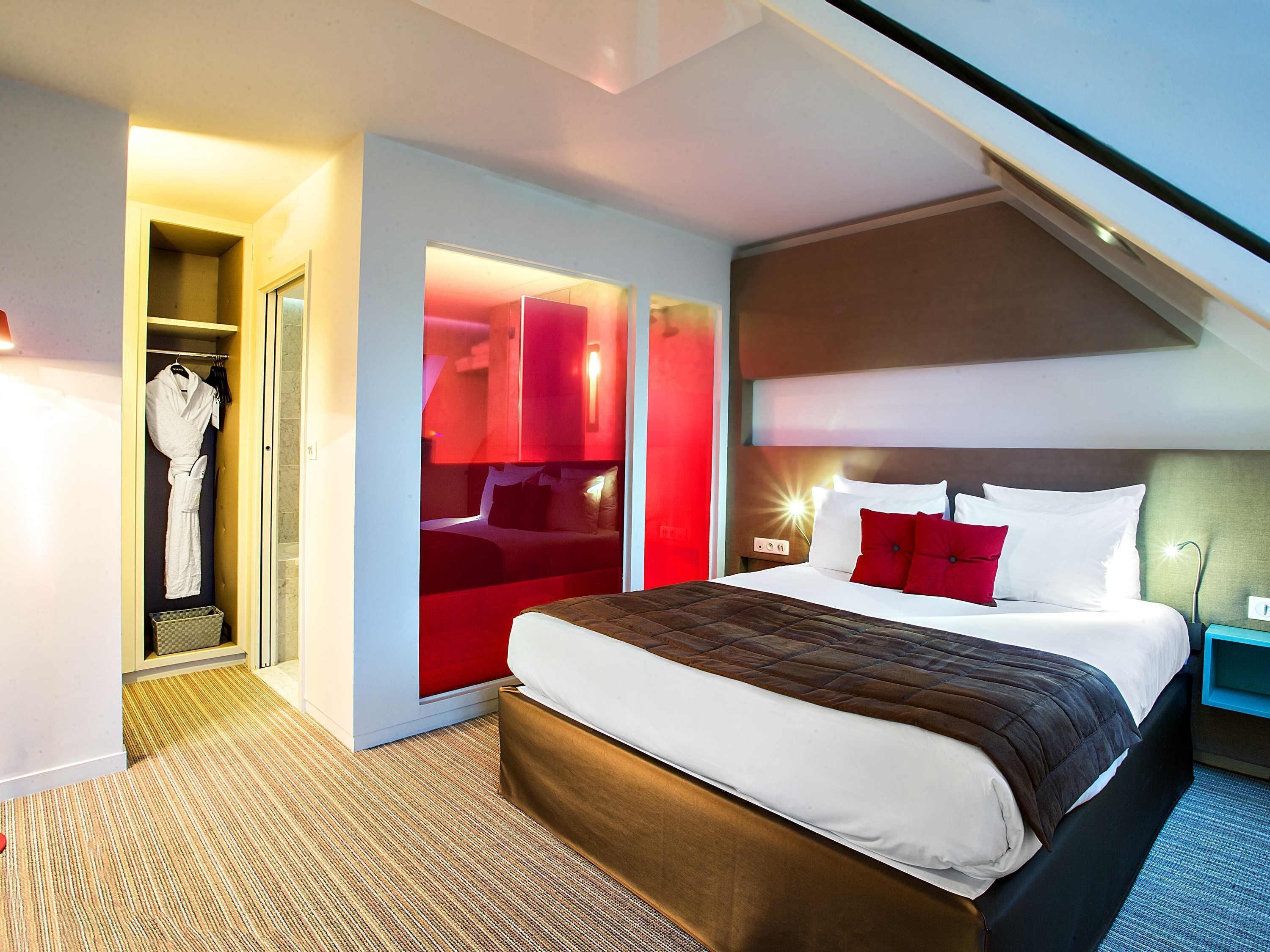 Junior Suite, 1 Queen Bed | Minibar, in-room safe, desk, soundproofing