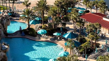 3 ulkouima-allasta avoinna 7.00–22.00, maksullisia cabañoita