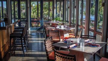 3 restaurantes; se sirven desayunos, almuerzos, cenas y marisco