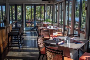 3 restaurants, breakfast, lunch, dinner served; seafood 