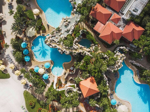 3 piscines extérieures, cabanas (supplément), parasols