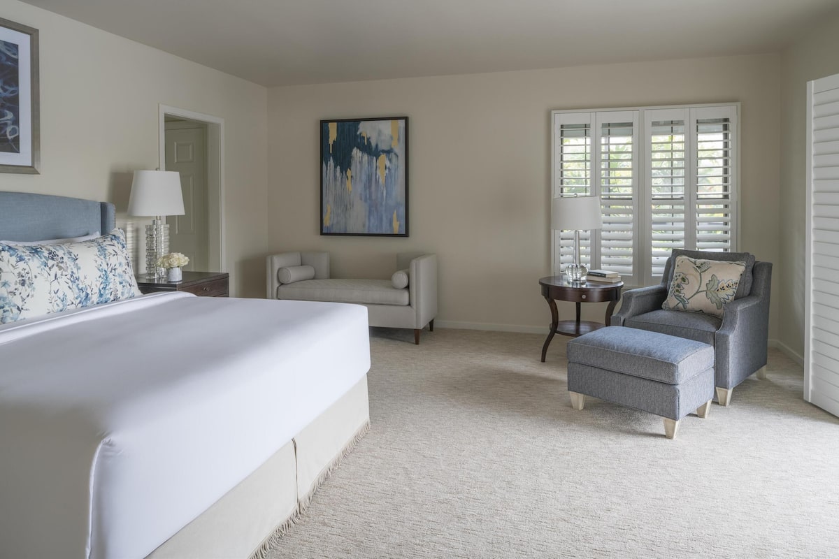 Premium bedding, in-room safe, individually decorated