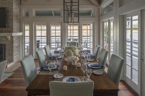 Roupas de cama premium, cofres nos quartos, individualmente decorados