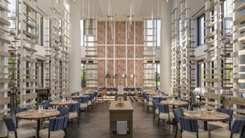 3 restaurantes; se sirven desayunos, comidas y cenas
