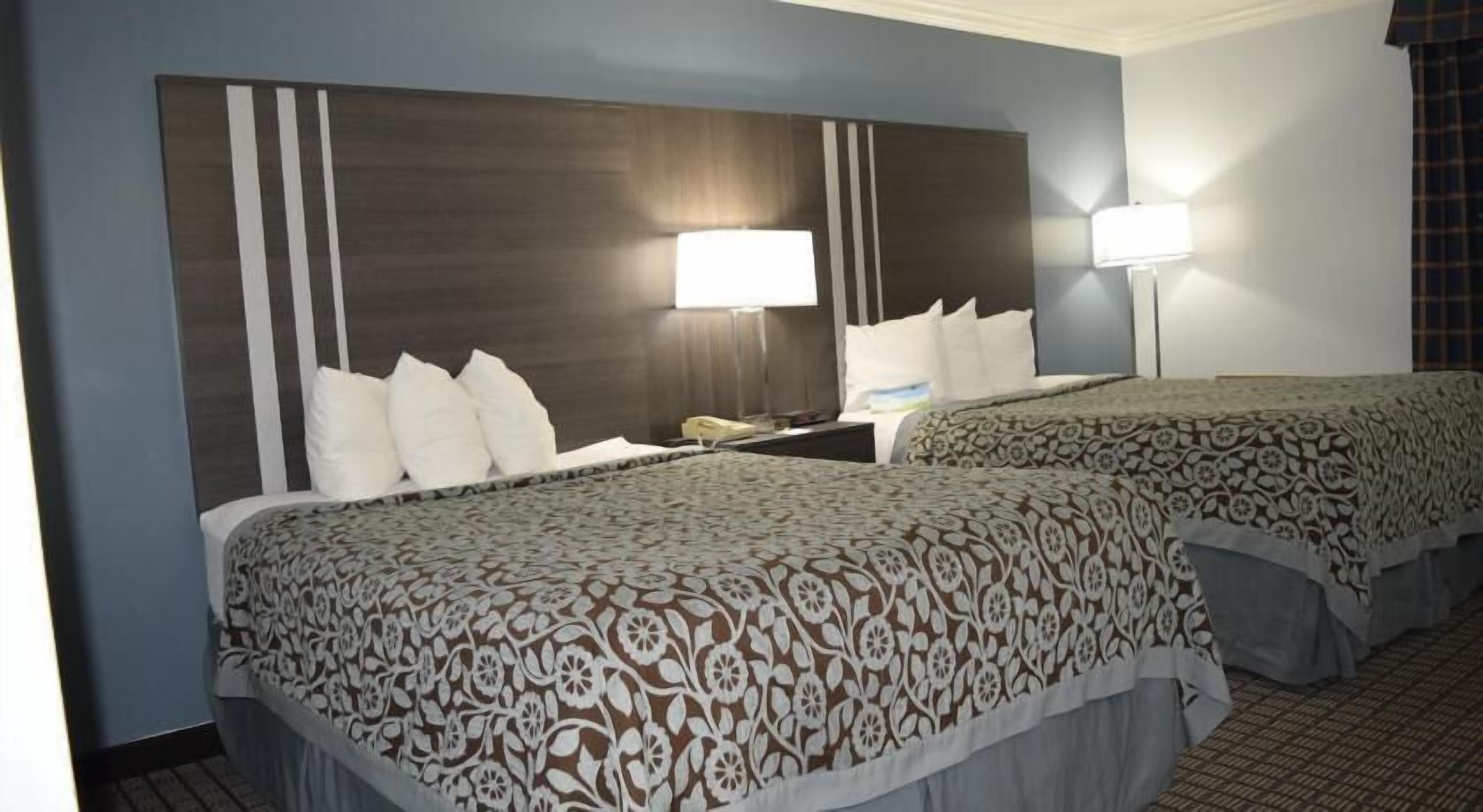 Een bureau, geluiddichte muren, een strijkplank/strijkijzer