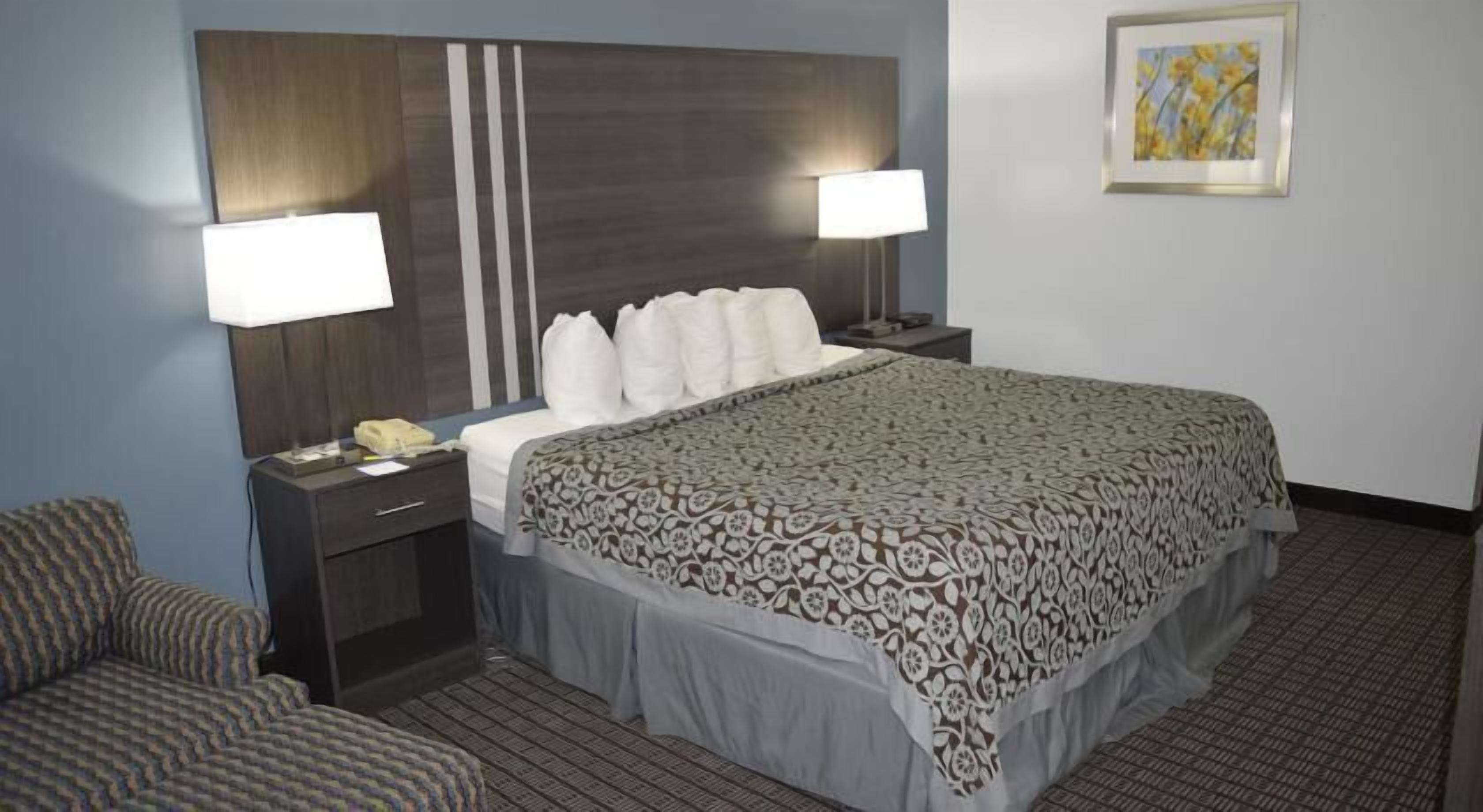 Een bureau, geluiddichte muren, een strijkplank/strijkijzer