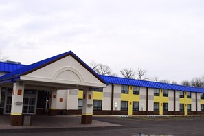 Front of property - Days Inn by Wyndham Rock Falls (Rock Falls)
