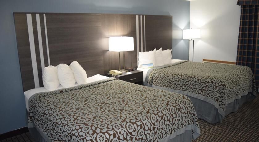 Een bureau, geluiddichte muren, een strijkplank/strijkijzer