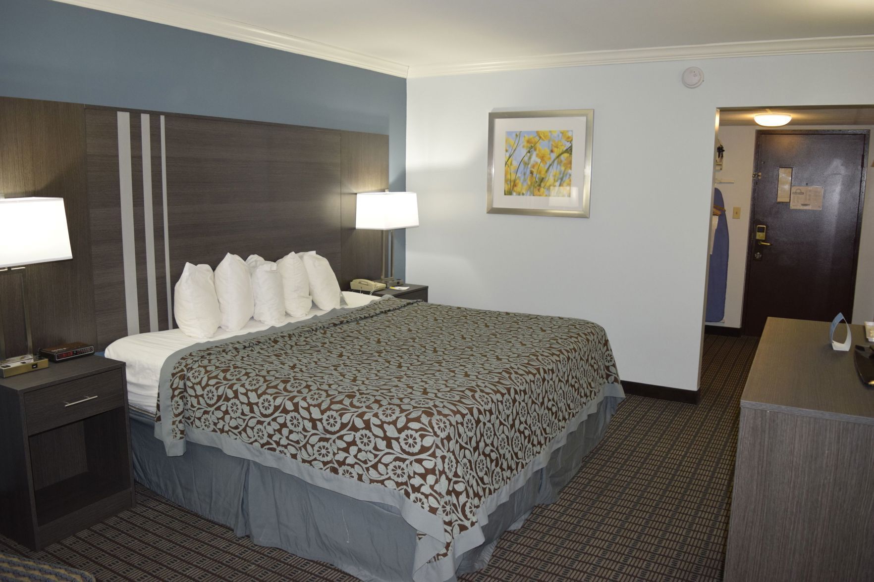 Een bureau, geluiddichte muren, een strijkplank/strijkijzer